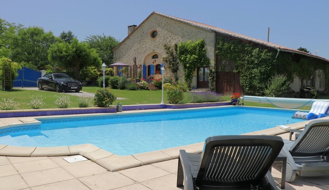 Beautiful Converted Barn, Sleeps 10, Private Pool & Garden With Wonderful Views