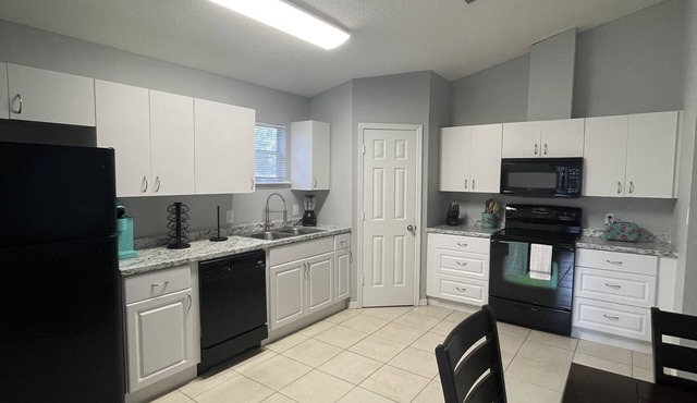 Beautiful Corner House, 10 minutes from the beaches!