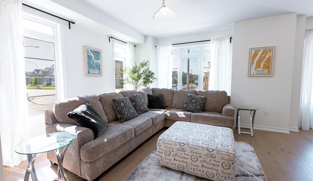 Beautiful Corner Unit Town in Whitby W/Parking - Bright Spacious Open Layout