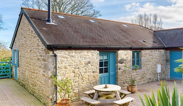 Beautiful Cornish cottage with shared pool/hot tub nr Falmouth/Helford