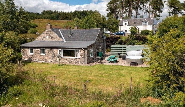 Beautiful cosy 2 bed cottage with woodburner & hot tub overlooking small lake