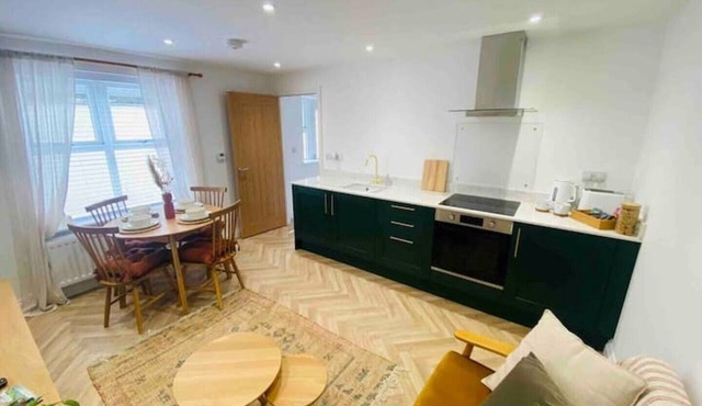 Beautiful, cosy cottage on market town high street