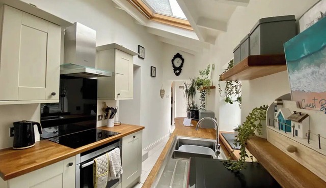 Beautiful cosy cottage on the West Coast, just 2 minutes from the beach