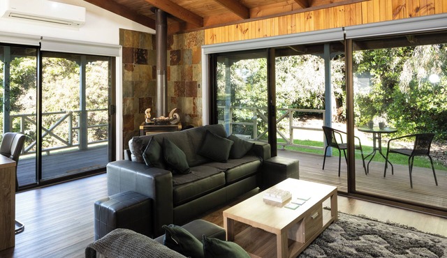 BEAUTIFUL COSY FAMILY HIDEAWAY - FREE WIFI AND FOXTEL - LONG JETTY NOW OPEN!