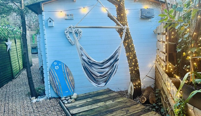 Beautiful Cosy Garden Cabin, 5min Walk to Beach