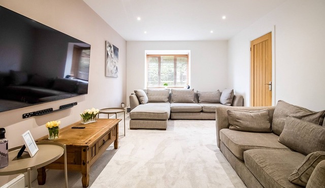 Beautiful & Cosy Home | Driveway | Close to M1