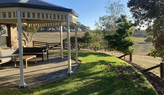 Beautiful cottage with stunning views. Just minutes from Meadows!