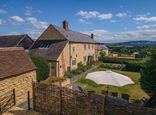 Beautiful Cotswold Farmhouse with Hot tub