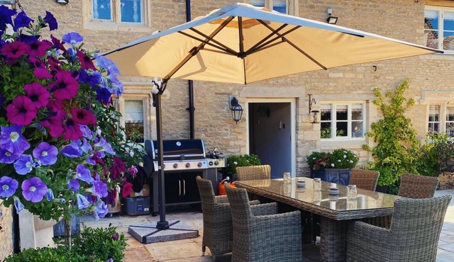 Beautiful Cotswold Cottage in Bibury with walled large private garden