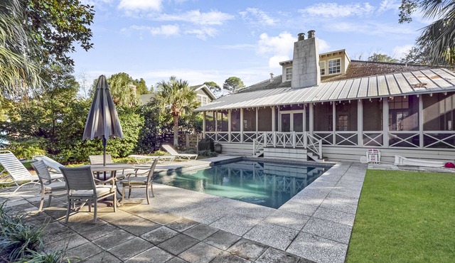 Beautiful Cottage with Private Pool & Large Screened porch in Village Area