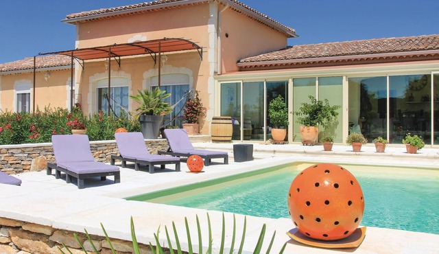 Beautiful cottage with pool for a sunny vacation in the Drôme.