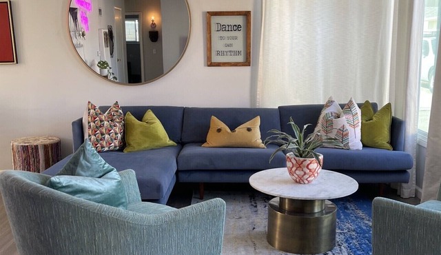 Beautiful cottage-2 bedrooms in the heart of Carson with parking