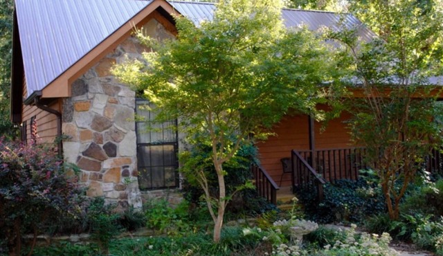 Beautiful Cottage Close To The Lake And Everything You Could Ever Need.