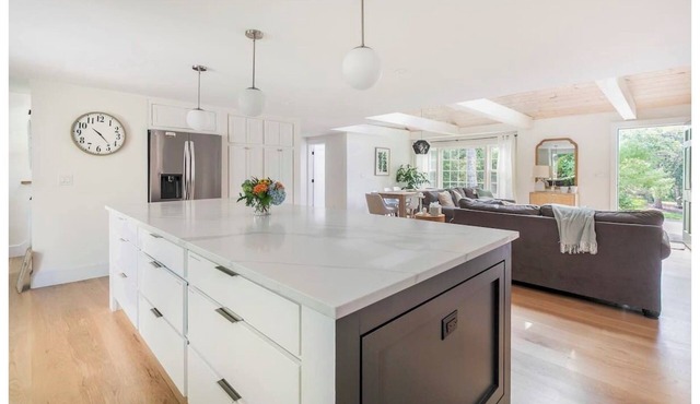 Beautiful cottage, Close to Wychmere & Beach, Family relax, king bed & fire pit!