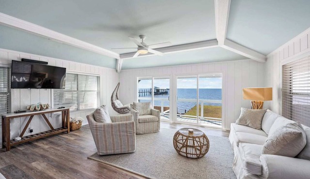 Beautiful Cottage directly on Mobile Bay, Large screened porch, Private Pier, Sleeps 8