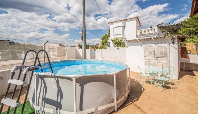 Beautiful cottage with swimming pool for a relaxing vacation.
