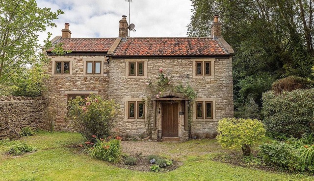 Beautiful Cottage nr Mendip Hills, Private Parking