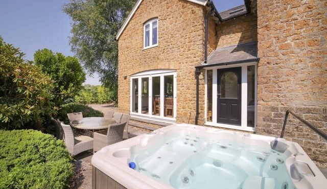 Beautiful Cottage, Hot Tub & Tranquil Garden