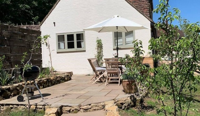Beautiful Cottage in the South Downs with Tennis Court and Swimming Pool