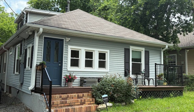 Beautiful Cottage in Historic District, short walk to the Square.