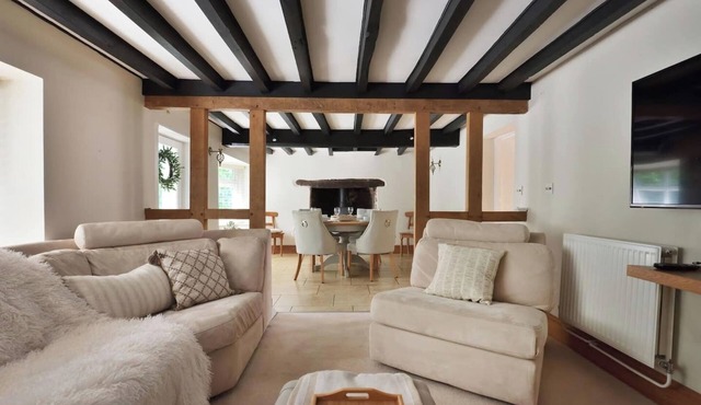 Beautiful Cottage just 8 minutes from Dewsall Court. Perfect for families, friends and wedding guests!