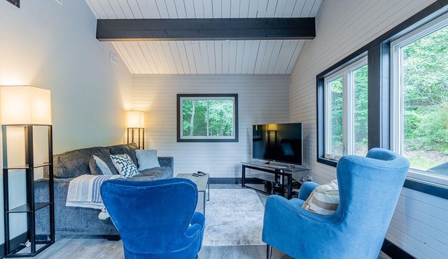 Beautiful Cottage near Chandos Beach with Hot Tub