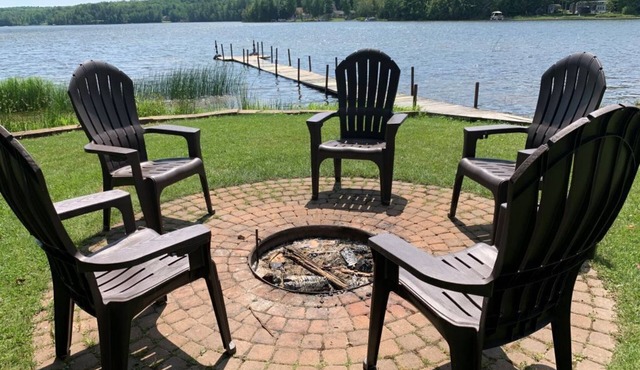 Beautiful Cottage on Lake 20 Minutes from Munising