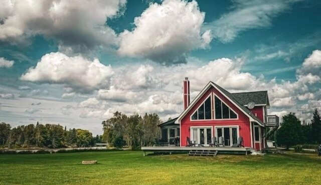 Beautiful Cottage on St. Martins Bay, Lake Huron, with Pontoon, Kayaks & Canoe!