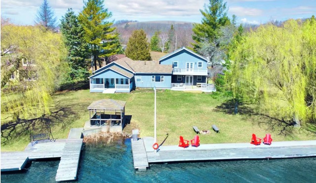 Beautiful cottage on the Trent River, just an 8-minute drive from Hastings.