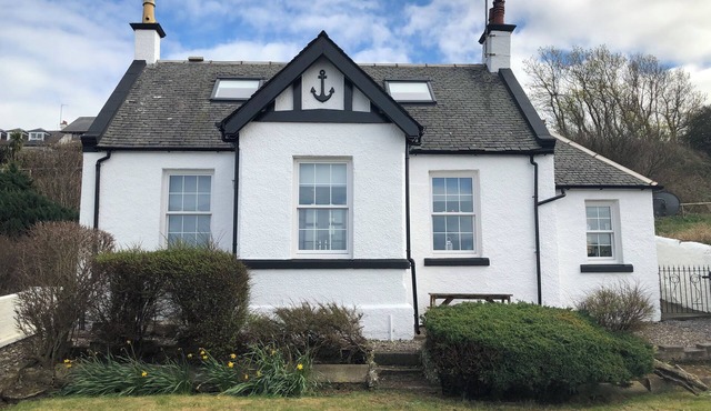 Beautiful cottage on the beach, great sea views!