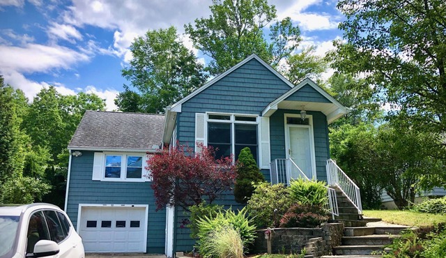Beautiful Cottage on the Number One Lake in CT
