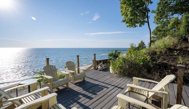 Beautiful Cottage on Lake Michigan w Private Beach