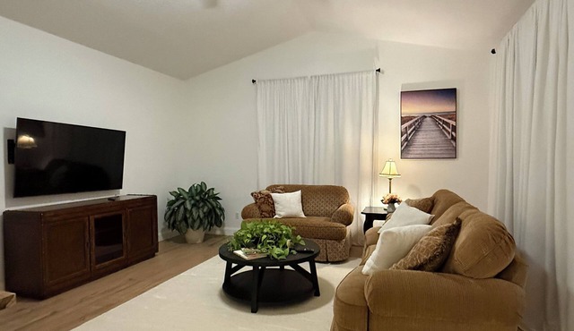 Beautiful cottage overlooking the golf course. Community pool, gym, basketball.