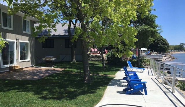 Beautiful cottage right on the Lake Erie