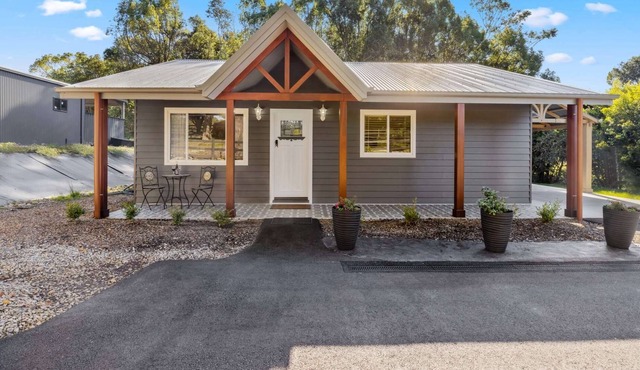 Beautiful Cottage, Running Stream, Romantic, Gold Course Views