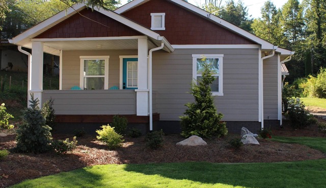 Beautiful Cottage, Short Walk to Downtown! No Extra Management Fees