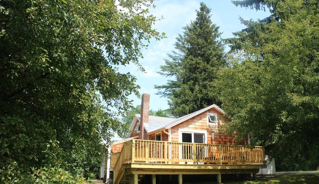 Beautiful cottage in Copake Falls: Foot of the Birkshires. Ski, swim, hike.