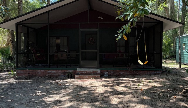 Beautiful cottage on 28 acres of prime land, in Fruitland, Florida!