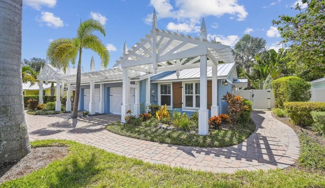 Beautiful cottage just around the corner from the beach with Private Pool!