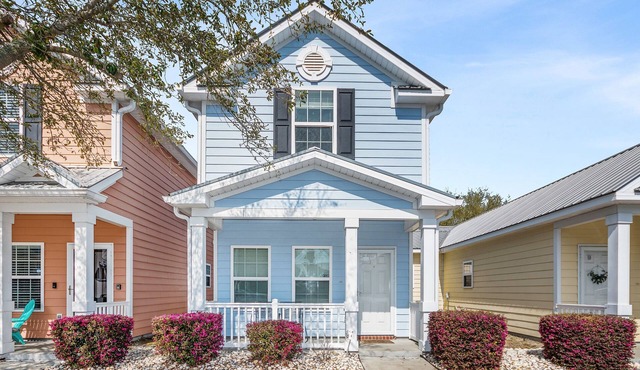 Beautiful Cottage w/Pool, Steps to Beach, Free WiFi and parking