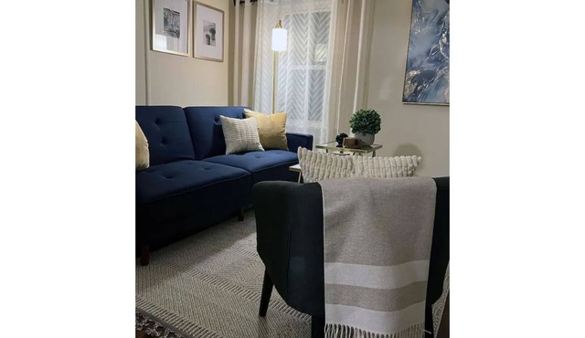 Beautiful Cottage in Hyde Park!