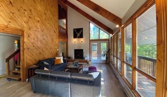 Beautiful cottage w/firepit, pool and a river in the property