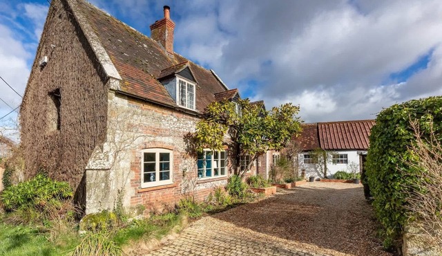 Beautiful Cottage w/Large Garden & Parking