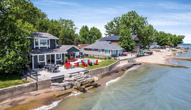 Beautiful Cottage with Swimming Pool in Kingsville, Ontario