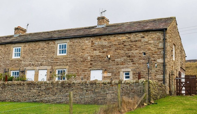 Beautiful cottage with breathtaking views! Sleeps 3 & 1 dog, w/WiFi & pub nearby!
