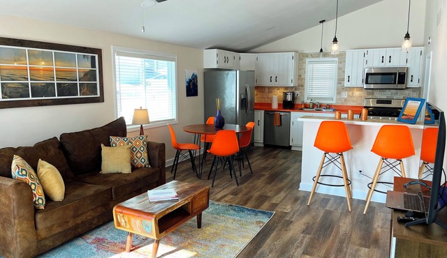 Beautiful cottage with gorgeous lake view, lake access and boat slip