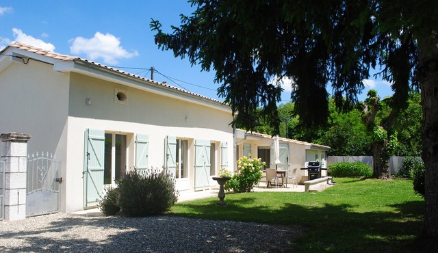 Beautiful cottage with private pool, walking distance to restaurants.