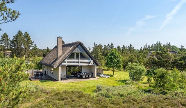Beautiful cottage with room for 10 people and 1 child under four years.
