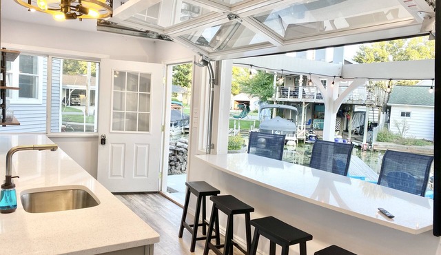 Beautiful cottage with lake access and bonus entertaining space!