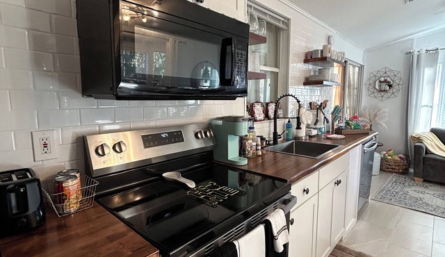Beautiful Cottage! Your Home Away From Home. 4 miles from Disney, Kissimmee
